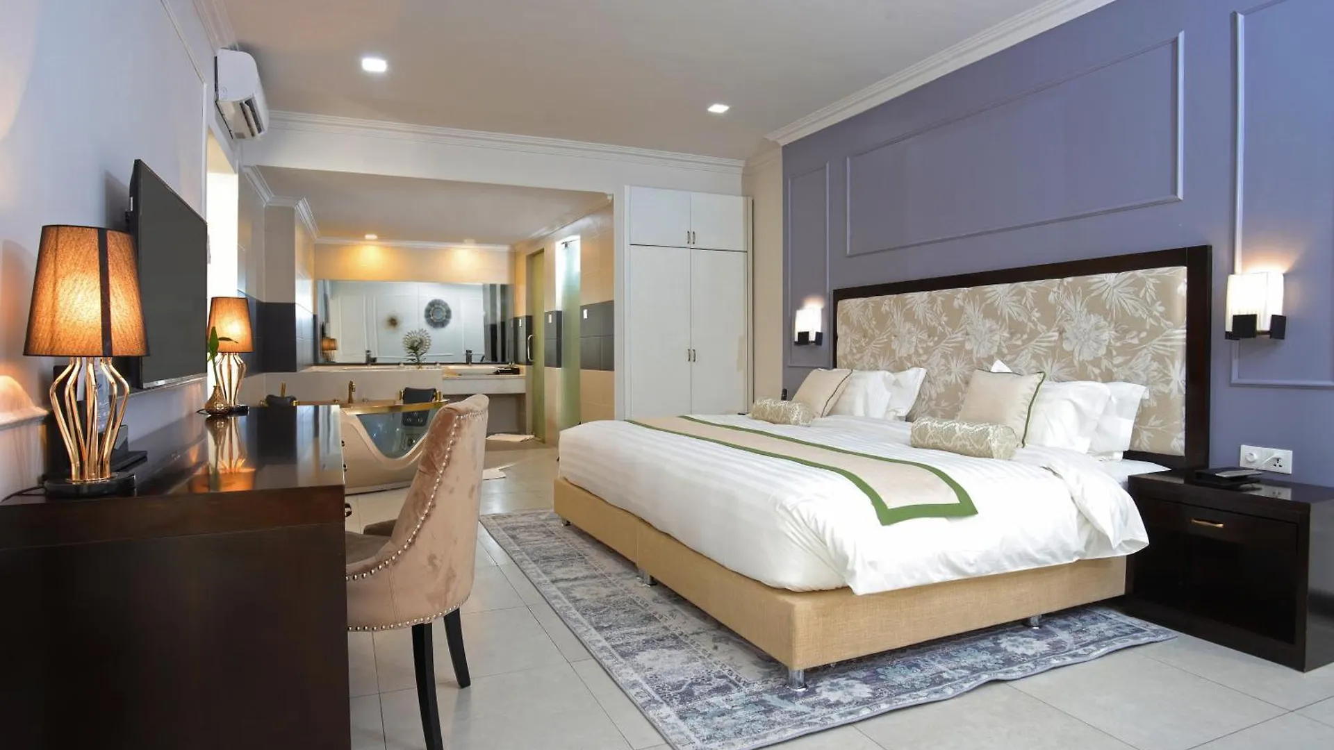 Queenco Hotel & Casino Sihanoukville 5*,