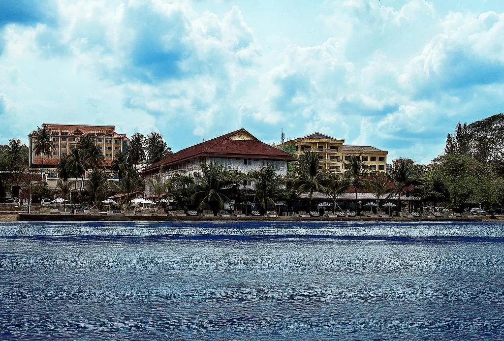 Queenco Hotel & Casino Sihanoukville 5*,